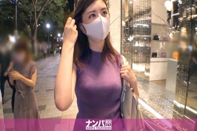 在夜晚的表参道找到的漂亮美女！本以为S那种很有气势的性格，但一喝醉就露出抖M的本性！大奶摇曳着大声追求肉棒的豹变真的是色情！