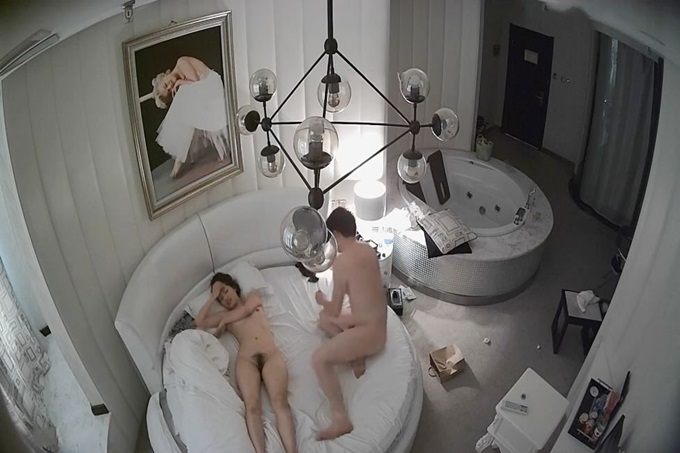 高挑漂亮的气质大美女酒店和网友见面洗澡时被男各种干的喊救命，